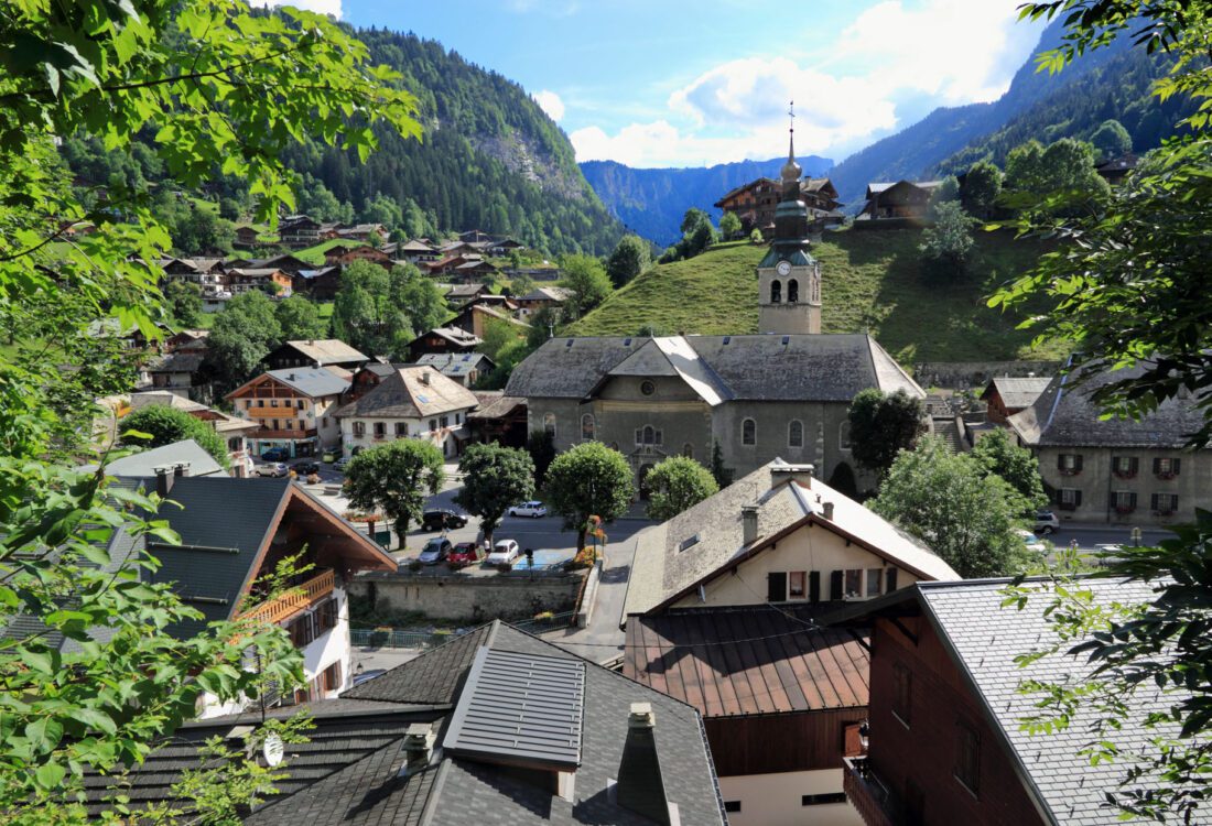 Vue_sur_l’église_de_Morzine_-_panoramio