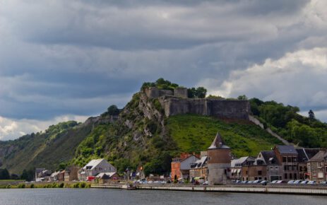 Givet. Stad langs de Maas