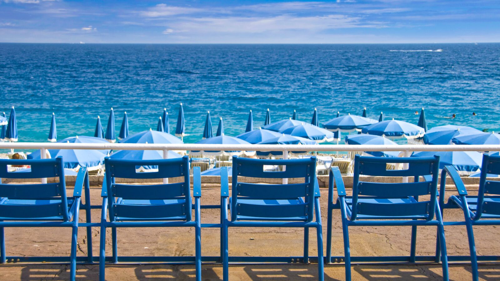 Chaises sur la Promenade des Anglais – Nice, France